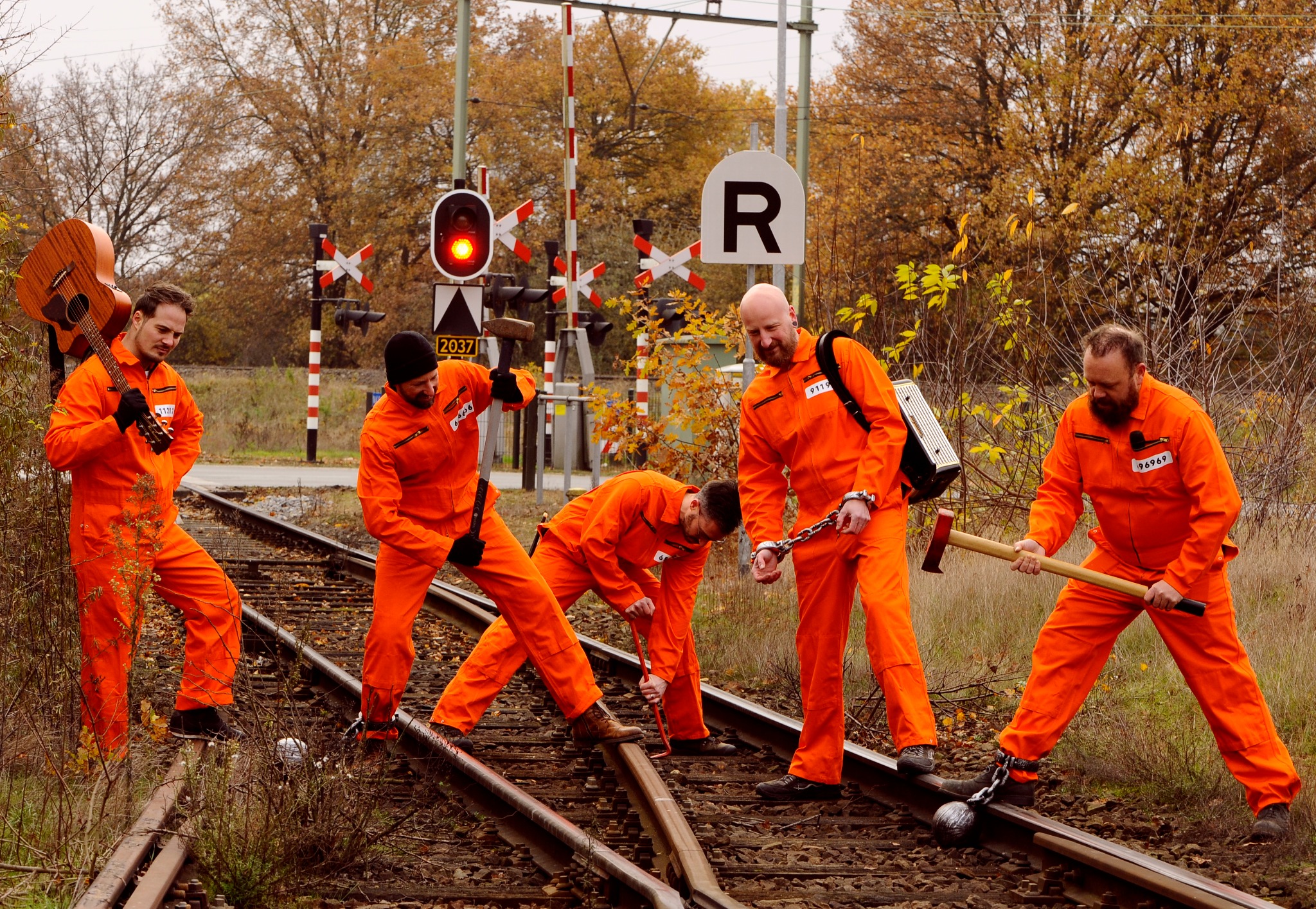 De band in oranje boevenpakken
